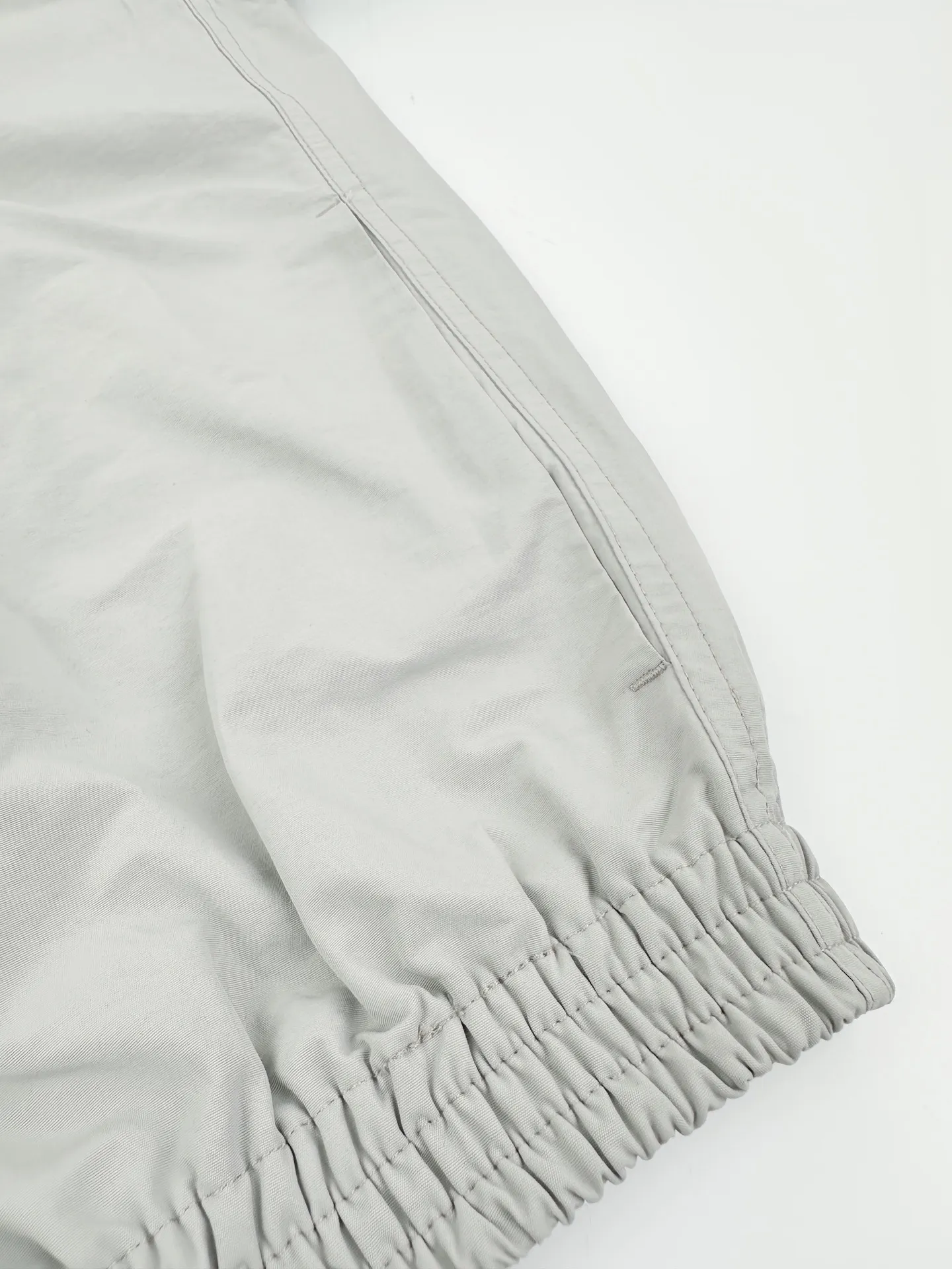 Acn Studios embroidered logo jacket Customized Ninglan light woven machine blend Lightweight and windproof Stiff and tough Light gravel cool gray calming the Scandinavian cool minimalist aesthetic Stand-up collar with full zipper for neat opening and closing Full lining on the inside to improve the smoothness of putting on and taking off Elastic elasticated precision cuffs at the hem create a relaxed and loose short-cut silhouette Three-dimensional logo embroidery in the same color on the back Engraved with STOCKHOLM Chronicle The embroidery is integrated with the body of the garment, hiding the brand's traceability context. The minimalist shape integrates the functional core to interpret the relaxed and relaxed style of high-end ready-to-wear. Process 1: Using imported machine embroidery technology. Using advanced computer control systems and precision mechanical components to realize the Acne Studios logo embroidery operation. High precision. The lines are smooth and delicate. Process 2: The fabrics have been fermented and washed. They have a better hand feel and texture. They are not easy to deform, shrink or fade. Maintain long-term beauty Accessories: Customized 1:1 Acne webbing Customized 1:1 Acne zipper Customized 1:1 Acne trademark Version: Loose version Size: 44 46 48 50 Style number: CC 7004